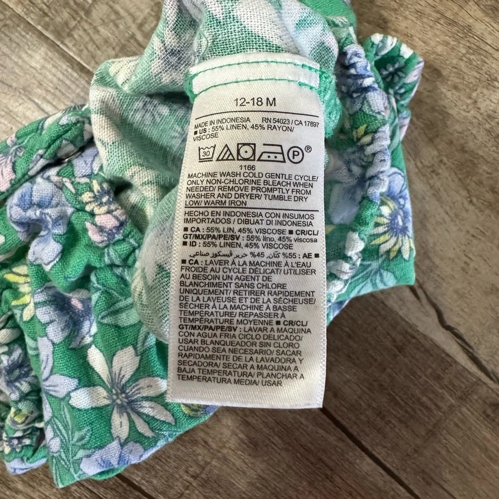 Old‎ Navy Toddler 12-18 Month- sleeveless floral romper with snap bottom